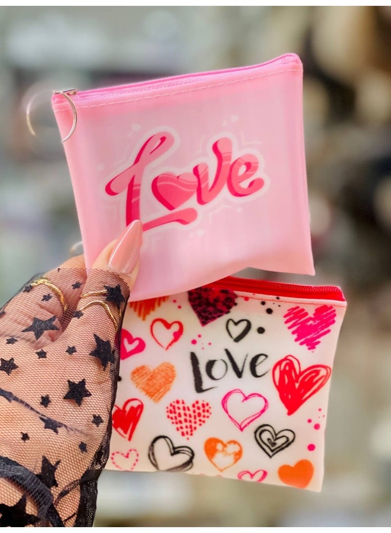 طقم 2 بوك سيليكون بناتي بتصميم قلوب وكلمة “Love”، ناعم وخفيف الوزن، مثالي للاستخدام اليومي. متوفر بألوان متنوعة تضيف لمسة لطيفة وعصرية لإطلالة البنات، ومتعدد الألوان - Image 1